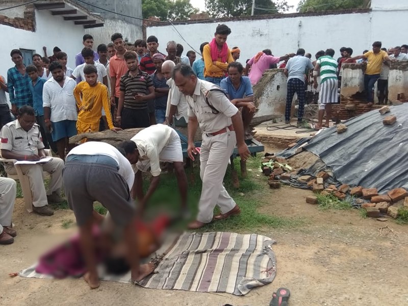 तीन बेटियों के साथ रस्सी बांधकर कुए