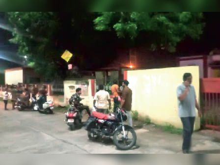 सांड की टक्कर से जहां युवक की मौत ह