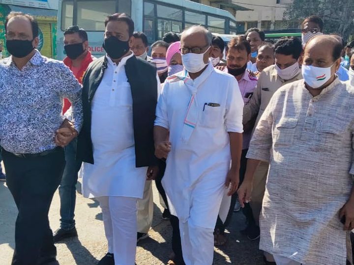 ग्वालियर में पीएम मोदी का पुतला फूं