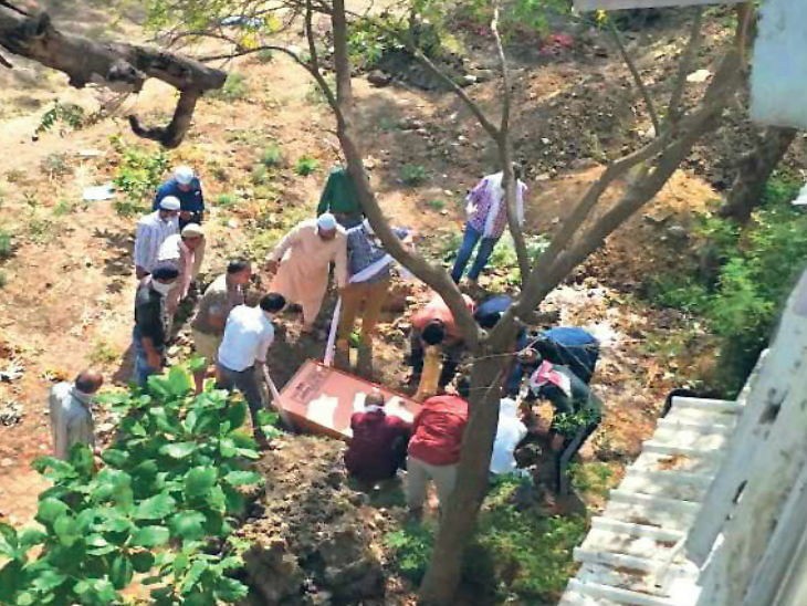 आठ दिन में चार कब्रिस्तानों में 163