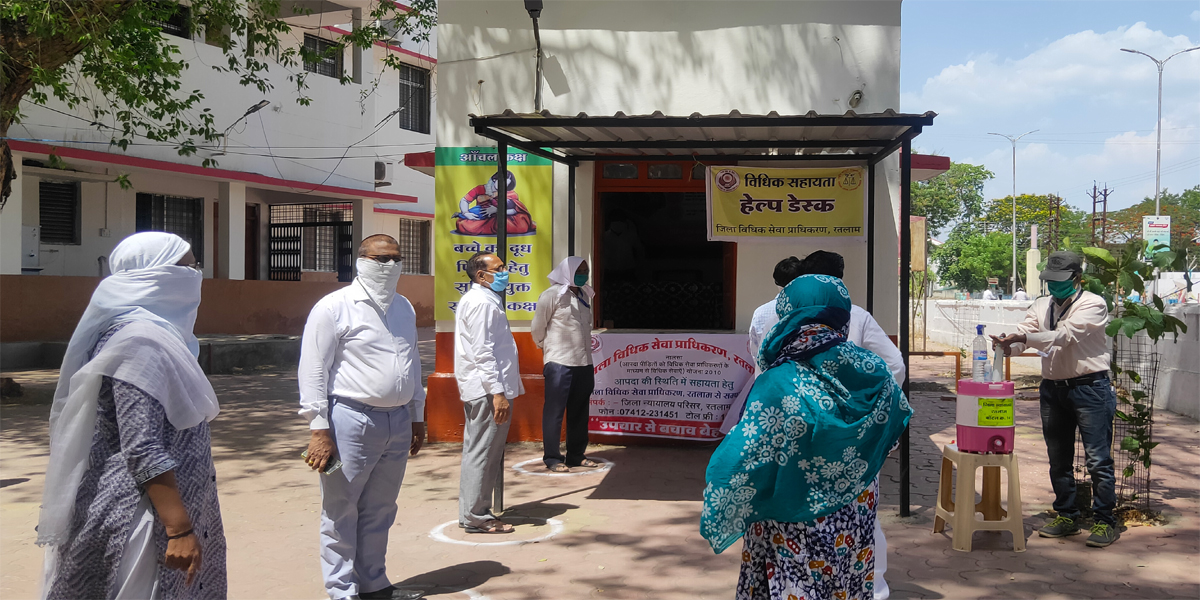 न्यायालय परिसर के मुख्य द्वार पर हे