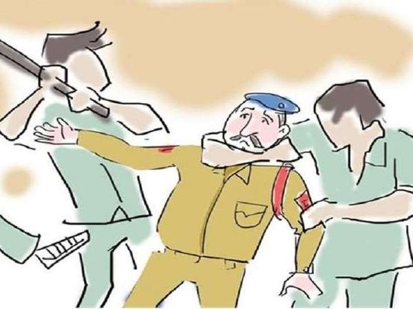 डीजे पर चल रहे नाच-गाने और भीड़ को र