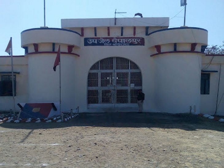 देपालपुर जेल से 4 कैदियों ने दीवार 