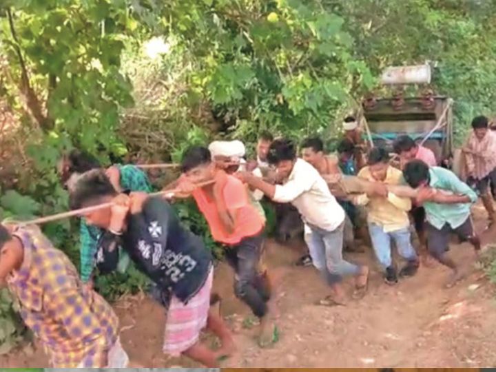 दो महीने से नहीं थी बिजली, बैलगाड़ी