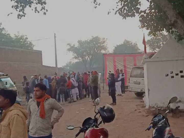 सड़क किनारे बगैर बाउंड्री के सूखे कु