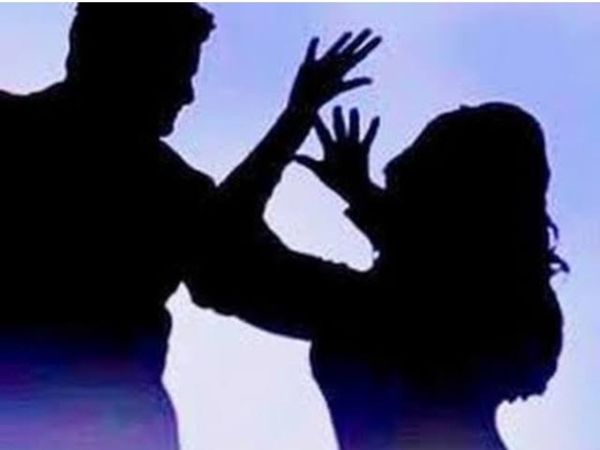 घर में अकेली छात्रा पर पड़ोसी ने किय