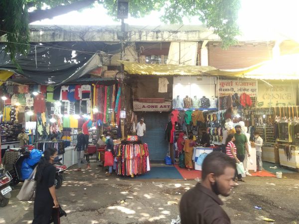 शहर में जिम, स्वीमिंग पूल, टॉकीज-थि