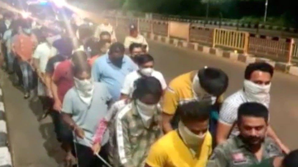 टोटल लॉकडाउन में पार्टी करना पड़ा म