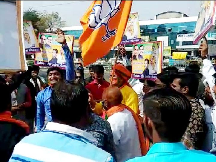 भाजपा में जश्न शुरू, बड़ी संख्या में