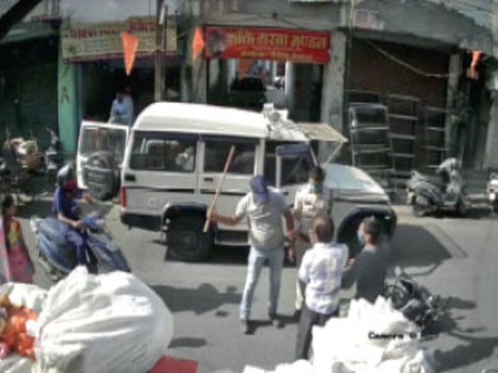वैन के गेट से टकराकर गिरे बाइक सवार