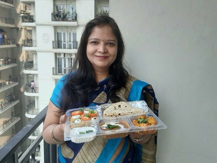 पड़ोसन के लिए खाना पैक करते टिफिन स