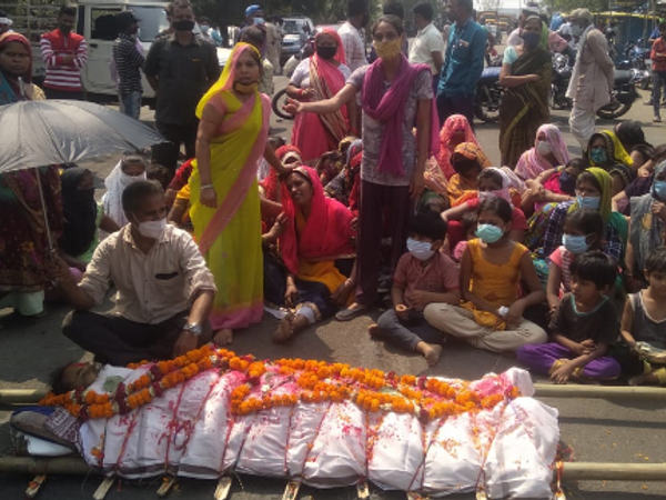 लोगों ने सड़क पर शव रख किया प्रदर्शन