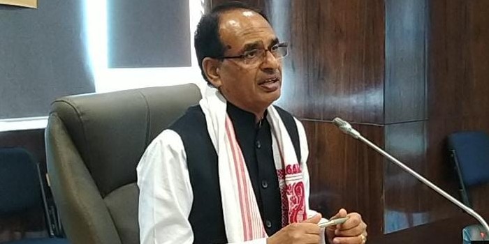 मुख्यमंत्री, अधिकारियों से काम नहीं