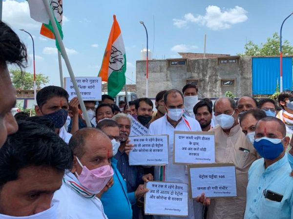 वरिष्ठ नेताओं के साथ सभी जगह पेट्रो
