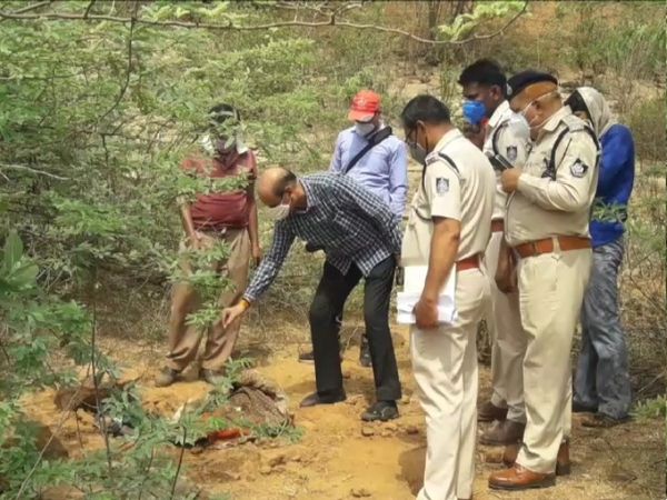 पहचान छुपाने के लिए पत्थर से चेहरा 