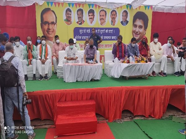 ज्योतिरादित्य के मंच पर टूटे कोरोना
