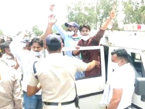 कार्यकर्ताओं को पुलिस ने गिरफ्तार क