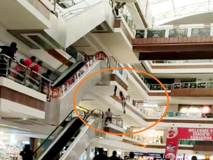 मॉल की तीसरी मंजिल से युवती ने लगाई