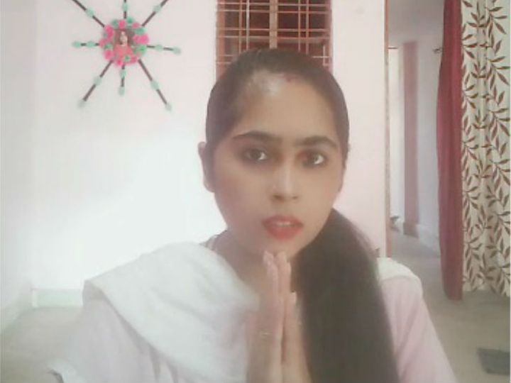 अस्पताल में मां की मौत से आहत बेटी 