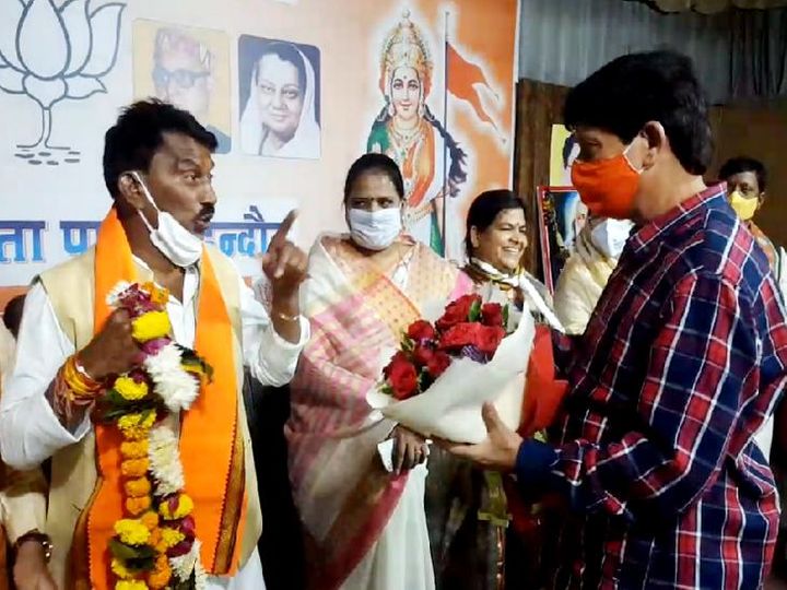 पहले स्वागत करने को लेकर मंच पर अड़े