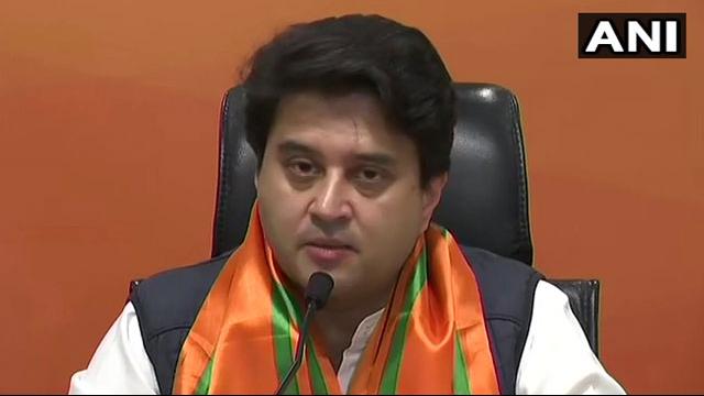 कांग्रेस को कोसा और मोदी की तारीफों