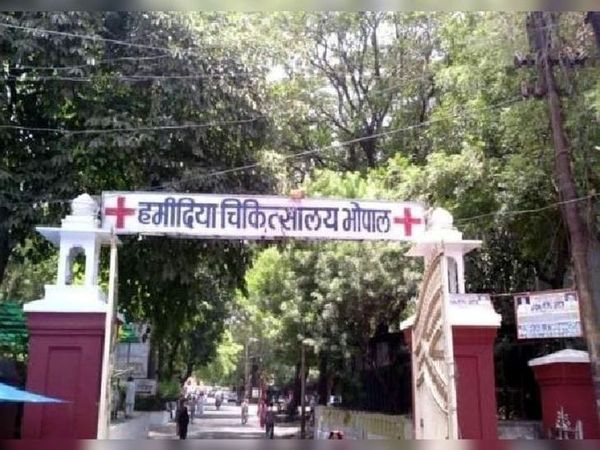 अस्पताल के डी-ब्लॉक में शौचालय को अ