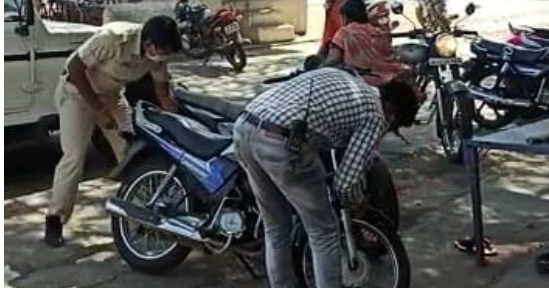 लोगों के मंदिर घुसते ही पुलिसकर्मी 