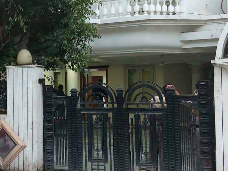 इंदौर में कारोबारी वाधवानी के घर सर