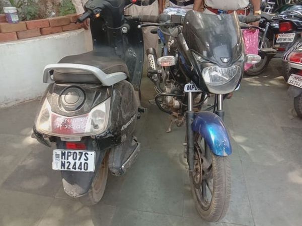 लड़खड़ाया और सड़क कर गिरा बाइक सवार, प