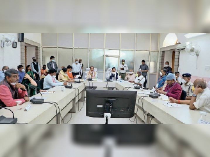 क्राइसिस मैनेजमेंट ग्रुप की बैठक मे
