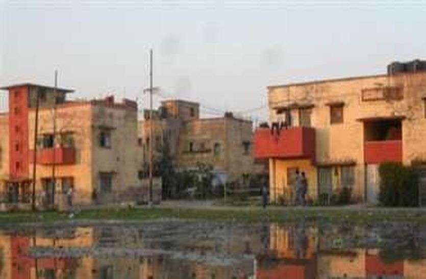 रेलवे के 100 क्वाटर में है अवैध कब्
