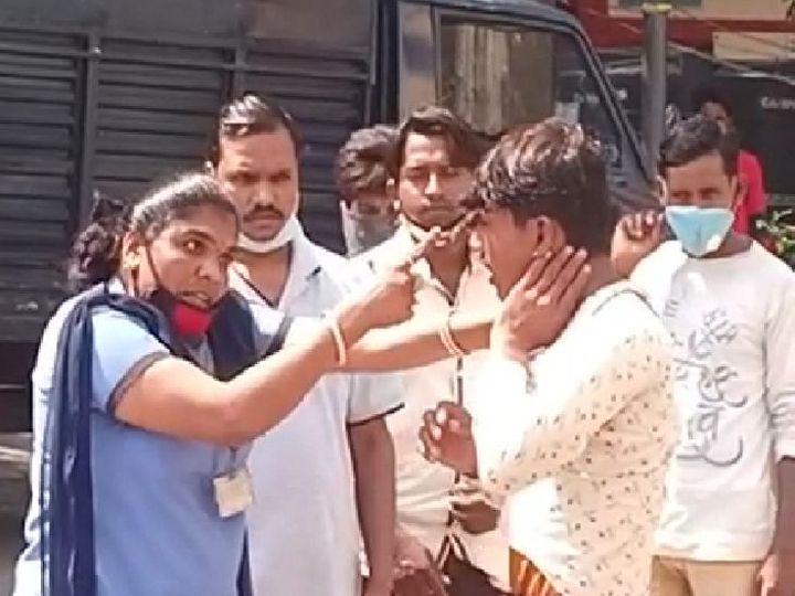 महिला गार्ड ने युवक को मोबाइल पर्स 