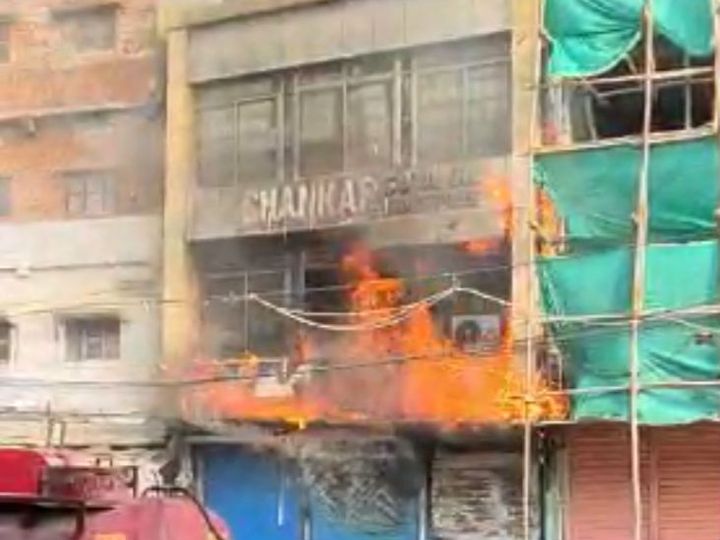 आजाद मार्केट में तीन मंजिला बिल्डिं