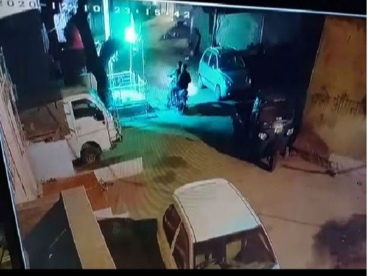 रात 1 बजे खिड़की के कांच में गोली मा