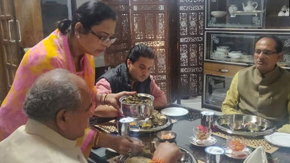 'महाराज' ने शिवराज के घर खाया खाना,