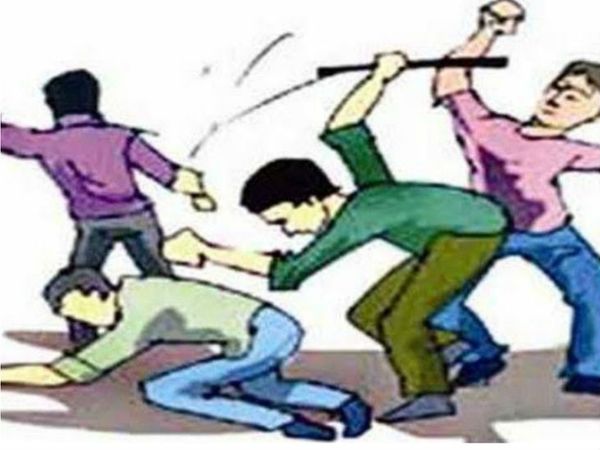 युवक ने चाकू अड़ा कर पड़ोसी के घर में
