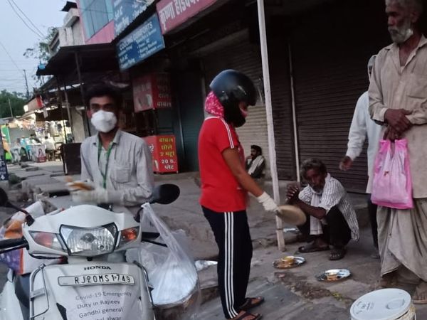 अलवर में बेसहारा लोगों तक खाना पहुं
