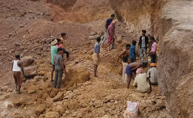 मध्य प्रदेश: मिट्टी खदान धसकने से 5