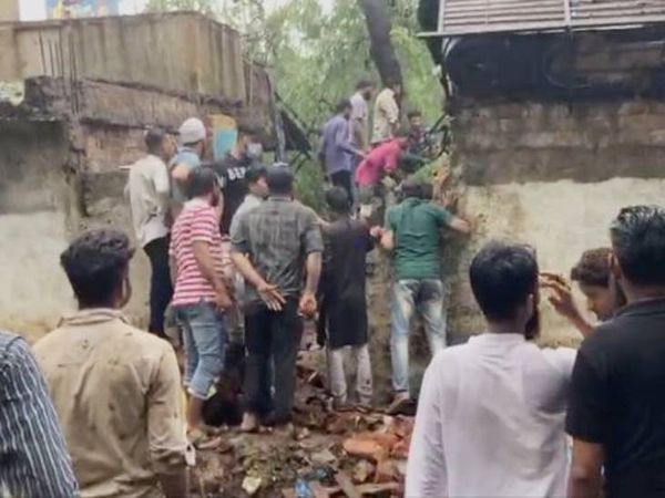 भोपाल टाॅकीज के पास घर-दुकानों पर प