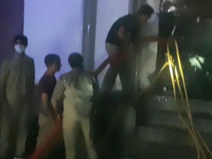 रिहायशी इलाके में एसी के गोदाम में 