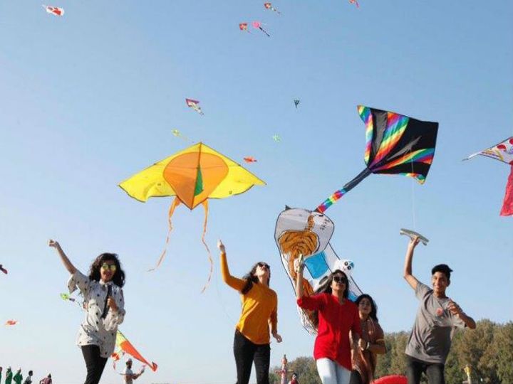 8 से 10 फीट की रंग बिरंगी पतंगें कर
