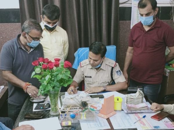 मुंबई से आए व्यापारी के बैग से मिला