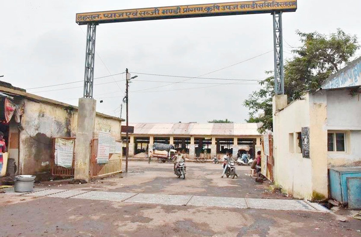 सैलाना बस स्टैंड स्थित मंडी में 15 