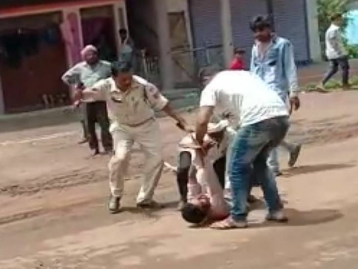 युवक की बैल्ट तोड़ पिटाई करने वाला 