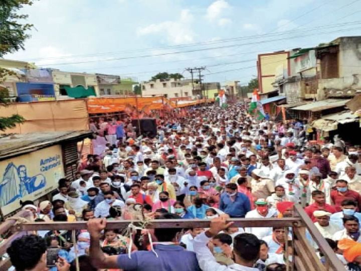 कोविड प्रोटोकॉल की धज्जियां उड़ाते, 