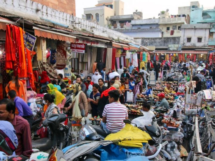 देर रात तक खुले रहे बाजार; अभी और ह