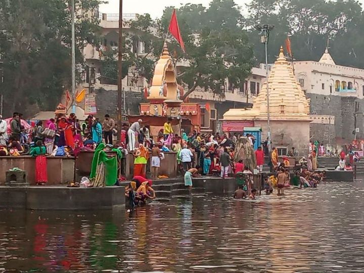 उज्जैन में सोमतीर्थ कुंड में श्रद्ध