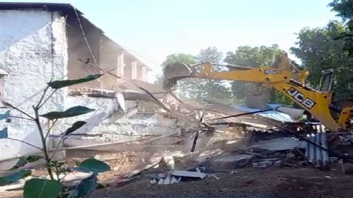 रतलाम के पास सड़क किनारे खेतों में ब