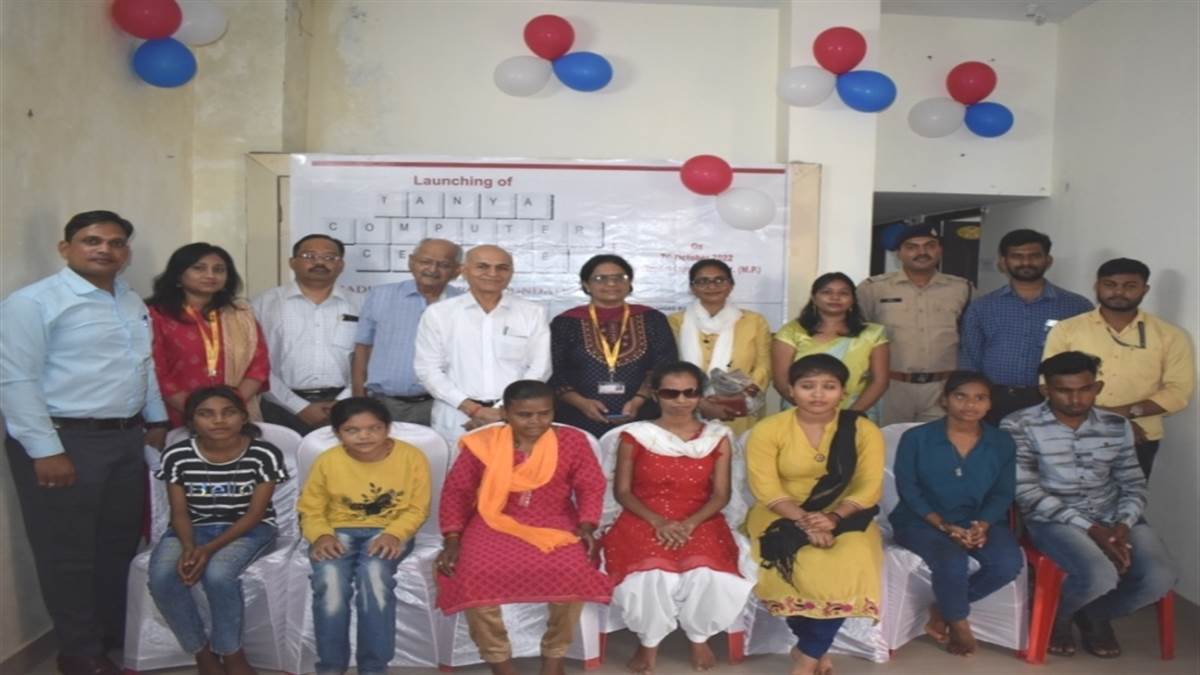  दृष्टिबाधित युवाओं को कंप्‍यूटर का