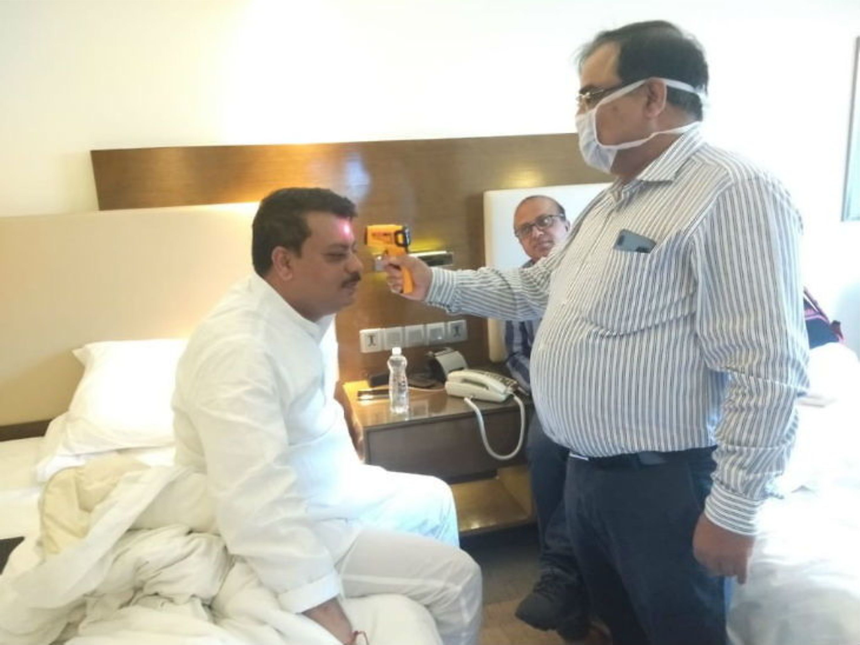 फ्लोर टेस्ट से पहले कोरोना टेस्ट